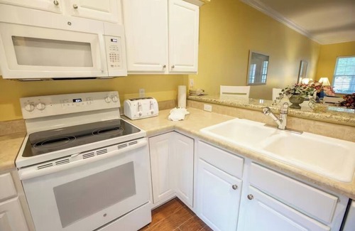 Branson Hotel | Ozark Escape Minutes from Attractions – Balcony, Kitchen & Open Layout | 3 Units
