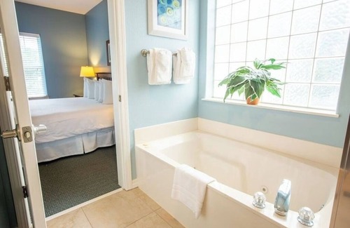Branson Hotel | Ozark Escape Minutes from Attractions – Balcony, Kitchen & Open Layout | 3 Units