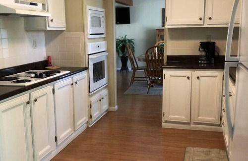 Mountain Home Cabin | OZARK GETAWAY-Mtn. Home AR Cabin-Sleeps10. 2K,2Q,2T, 3 Baths, HS Internet/WiFi