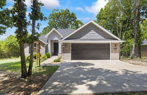 Holiday Island House | Ozark Mtn Hideaway- Deck, Fire Pit, Walk to Lake!