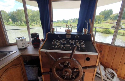 Campsegret Boat Rental | Péniche sur un lac