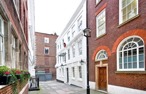 Temple Apartment | P2E sleeps 2En-suite Double Room wifi desk air con