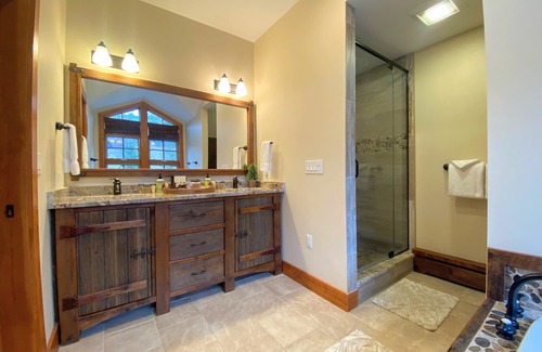 Bethlehem Condo | P4 Ski-in Ski-out Presidential View w/ garage, ping pong! Pool/gym passes