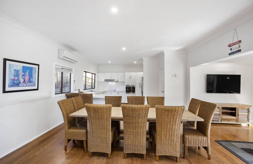 Terrigal House | Pacific Ocean views beach house. Walk to beach.