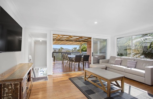Terrigal House | Pacific Ocean views beach house. Walk to beach.
