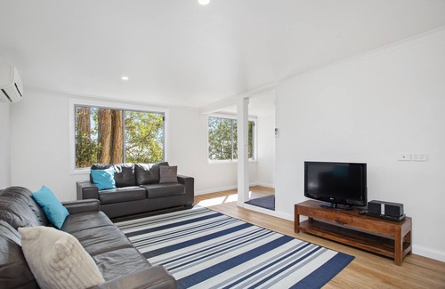 Terrigal House | Pacific Ocean views beach house. Walk to beach.