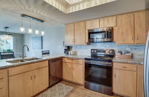 Newport House | ‘Pacific Penthouse’ with Sunroom & Ocean Views!