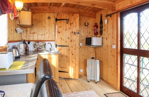 Crich Cottage | PACKHORSE SHEPHERD’S HUT, pet friendly, with a garden in Wirksworth