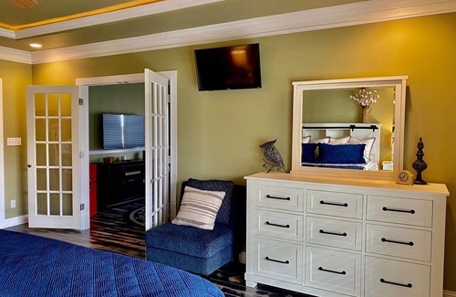 La Grange Bed & Breakfast | Paddock Apt Luxury Family King Suite with sun room and jacuzzi tub