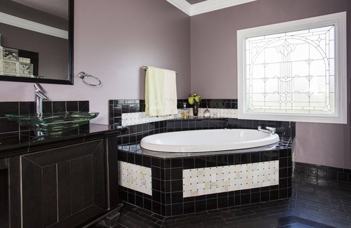 La Grange Bed & Breakfast | Paddock Apt Luxury Family King Suite with sun room and jacuzzi tub