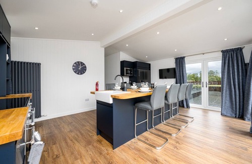Perth Villa | PADDOCK LODGES| EXECUITVE 4 BED VILLA