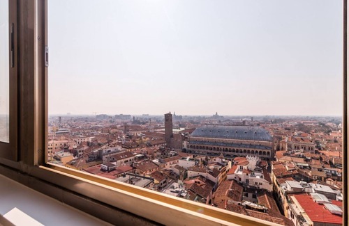Historic Centre Apartment | PADOVA TOWER 13TH FLOOR CITY & HILLS VIEW LIBECCIO