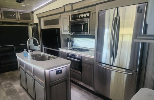 Palacios House | Palacios Cozy New 5th Wheel 2 Queen Beds
