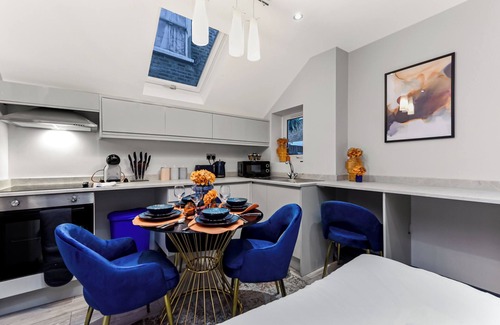 Barnes House | Palatial Style House Secs to Lovely River Walk