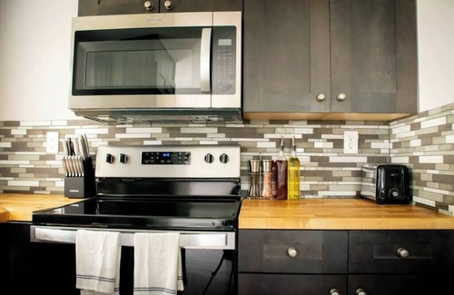Interchange Square House | Palm Bay Coastal Chef House 3B 2Bth 10min to Beach