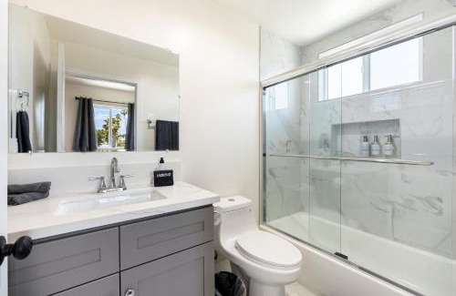 Wilshire House | Palm Breeze Escape