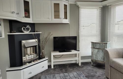 Chapel Saint Leonards Apartment | Palm Grove 28 - Golden Palm - Central heating, pet friendly, WiFi, bed linen - Meadow Lakes Caravan & Lodge Hire