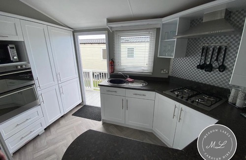Chapel Saint Leonards Apartment | Palm Grove 28 - Golden Palm - Central heating, pet friendly, WiFi, bed linen - Meadow Lakes Caravan & Lodge Hire