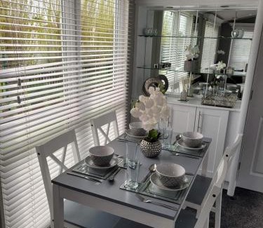 Chapel Saint Leonards Apartment | Palm Grove 28 - Golden Palm - Central heating, pet friendly, WiFi, bed linen - Meadow Lakes Caravan & Lodge Hire