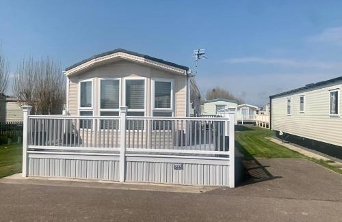 Chapel Saint Leonards Apartment | Palm Grove 28 - Golden Palm - Central heating, pet friendly, WiFi, bed linen - Meadow Lakes Caravan & Lodge Hire