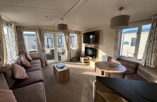 Chapel Saint Leonards Apartment | Palm Grove 121 - Golden Palm Resort - Pet friendly, WiFi, close to beach and clubhouse - Meadow Lakes Caravan & Lodge Hire