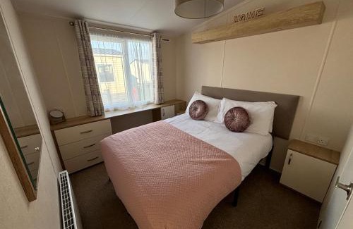 Chapel Saint Leonards Apartment | Palm Grove 121 - Golden Palm Resort - Pet friendly, WiFi, close to beach and clubhouse - Meadow Lakes Caravan & Lodge Hire