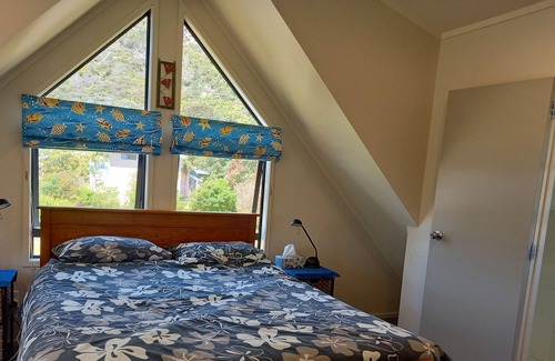 Matarangi Cottage | Palm Retreat - Matarangi Holiday Home