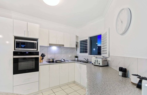 Trinity Beach Apartment | Palm + Sea – 50 m to Trinity Beach Pool Wi-Fi