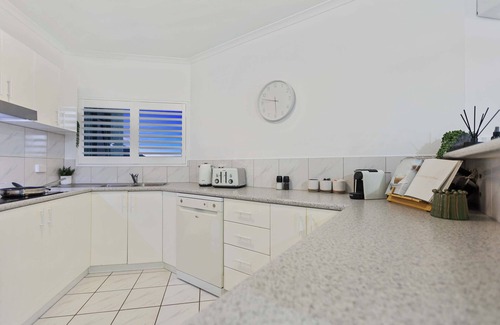 Trinity Beach Apartment | Palm + Sea – 50 m to Trinity Beach Pool Wi-Fi