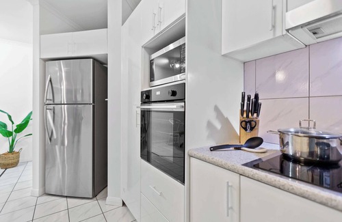 Trinity Beach Apartment | Palm + Sea – 50 m to Trinity Beach Pool Wi-Fi