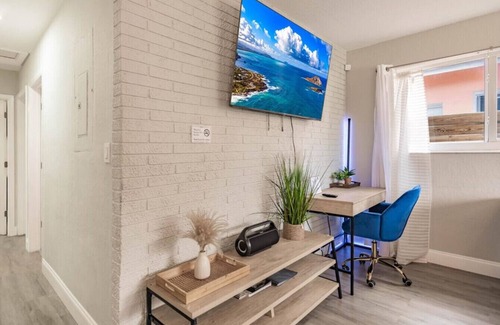 Dania Beach House | Palm Tree Paradise in Dania Beach