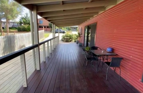 Loch Sport House | Palm View Large 4 Bedroom home walk to lake