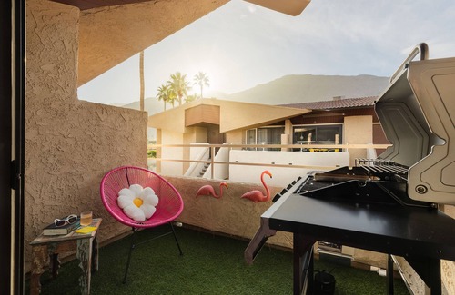 Warm Sands Condo | Palme Diem! Condo Close to Downtown!