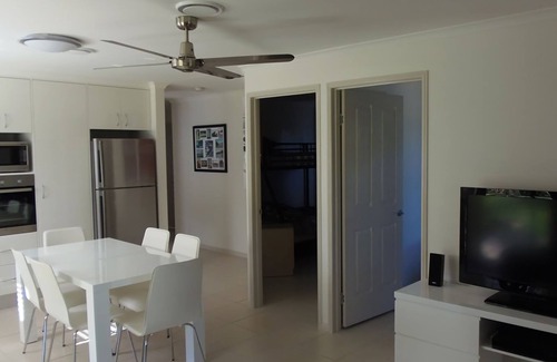 Rainbow Beach House | Palmgrove 1 - Rainbow Beach. Gorgeous, modern beach escape in a great location. Aircon. Wifi