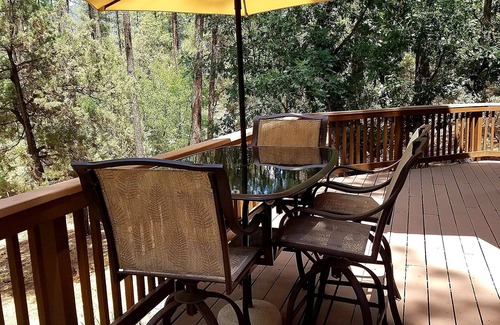 Pine Cabin | "Palms to Pines Cabin" - Your home away from home. ☆ 5/5 ☆ Star Rated