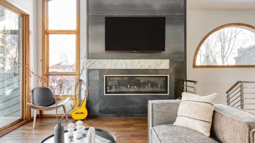 Telluride House | Pandora by AvantStay Modern Mountain Escape in Great Location @ Entrance of Bear Creek Trail