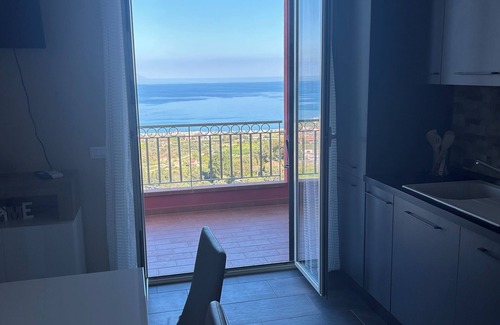 Brolo Apartment | Panorama d'oro