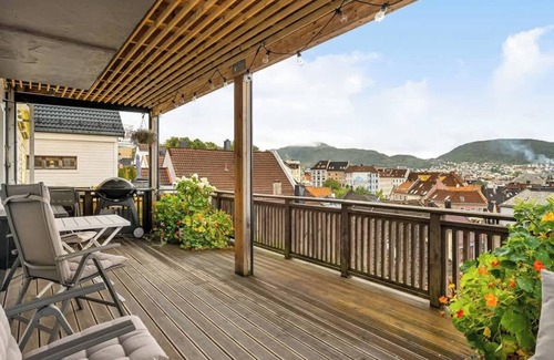 Bergenhus Apartment | Panoramic City Views Just 600m From Bryggen!