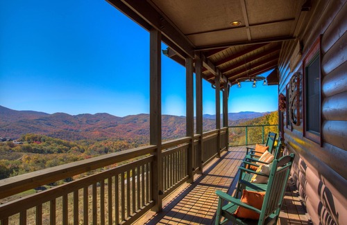 Banner Elk Cabin | ☆ Panoramic ☆ Hot Tub ☆ Fire Pit ☆ Fireplace ☆ Luxury ☆ Rustic ☆ 4BR ☆ 3K/2Q/3S