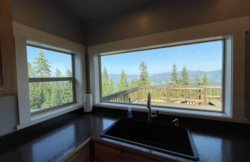 Libby House | Panoramic Mountain View Loft