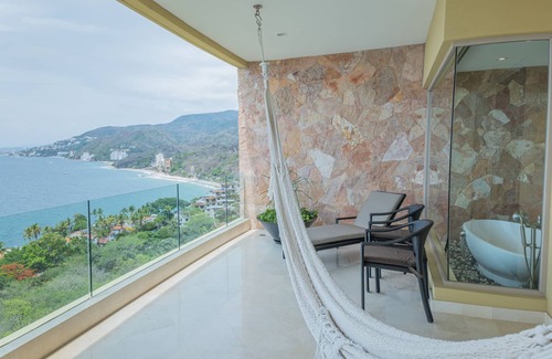 South Shore Hotel Area Condo | Panoramic Oasis for 2 in Puerto Vallarta