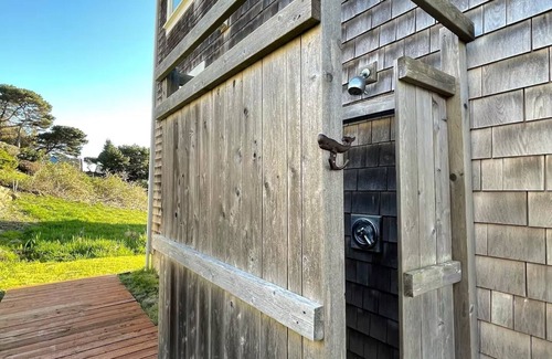 Roads End House | Panoramic Pacific Ocean views for both summer sunsets & winter storm watching!