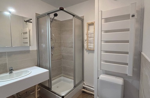 Teilhard Apartment | Panoramic view of Clermont-Fd with king-size bed