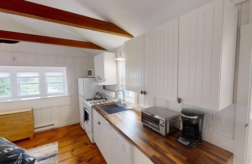 South Dennis Cottage | Panoramic views and pond access