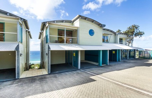 Point Lookout Apartment | Panoramic views from this beautifully furnished unit set high on the hill.
