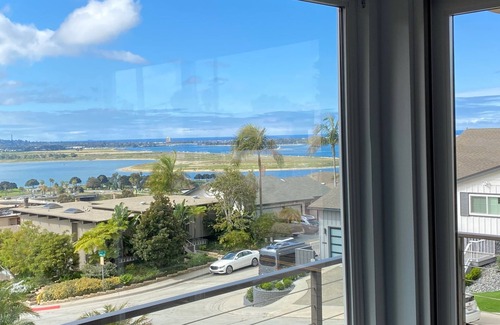 Bay Park House | Panoramic views of Mission Bay - now with AC, Jacuzzi & updated master bath