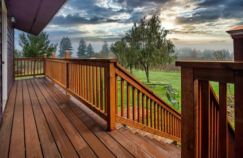 Dundee House | Panoramic Vineyard Views, Pet Friendly, New Deck, Game Room, Ping Pong, Darts, Walk to Vineyards