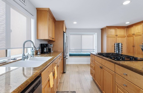 Hollywood House | Panoramic Water Views-Grand Hollywood Beach Haven!