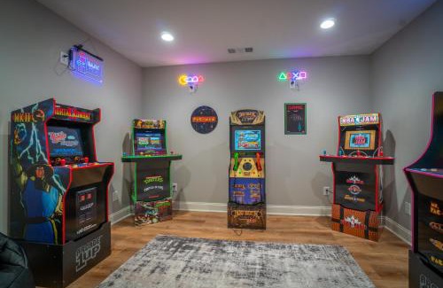 Helen House | Par-Tee Haus I- Game Room & Hot Tub-Walk to Helen