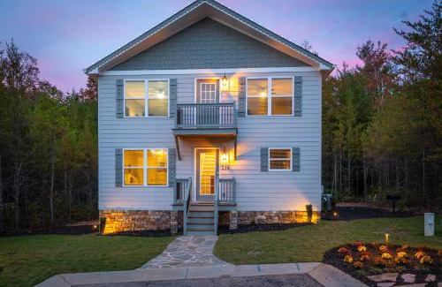 Helen House | Par-Tee Haus I- Game Room & Hot Tub-Walk to Helen